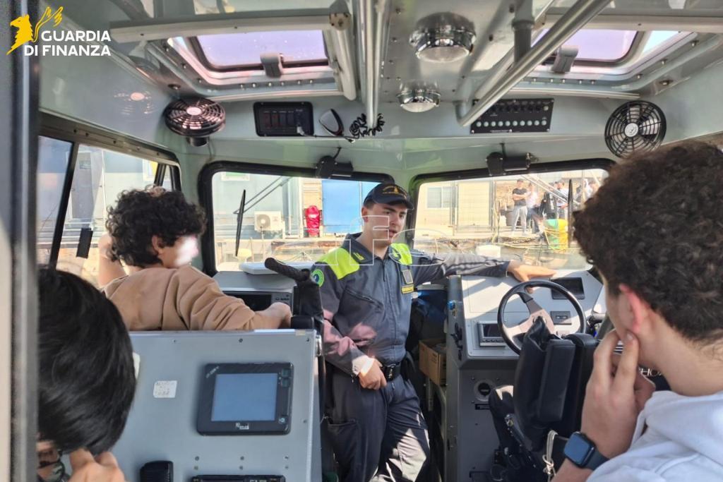 Cittadini del mare, la Guardia di Finanza incontra gli studenti da Ancona a San Benedetto