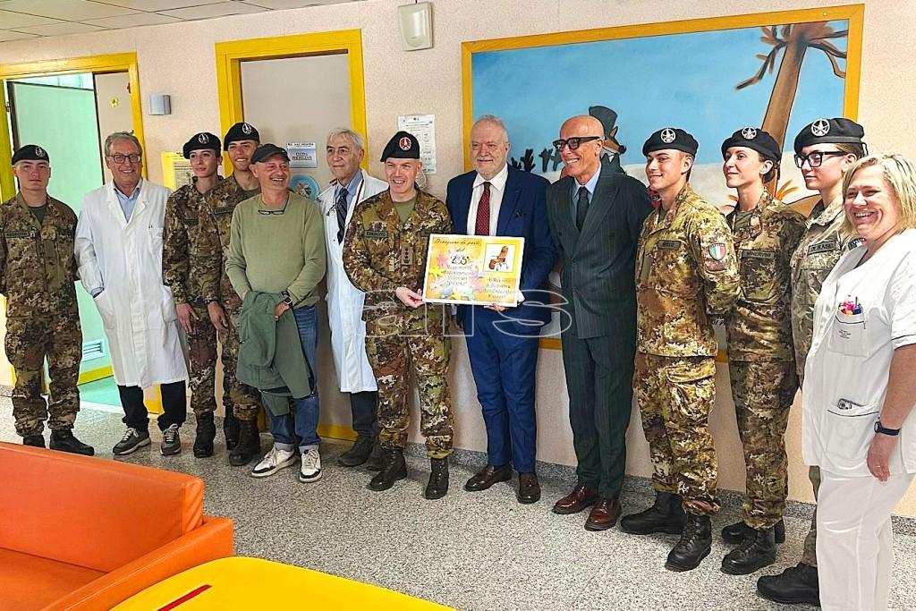 ASCOLI, I VFI DEL 235° PICENO DONANO UNA POLTRONA LETTO AL REPARTO PEDIATRIA DEL MAZZONI